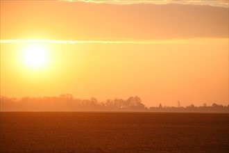 France, Haute Normandie, eure, ciel d'automne au dessus de gauciel/Evreux meteo, lever de soleil