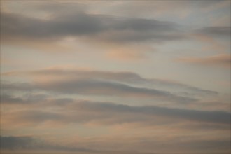 France, Haute Normandie, eure, ciel d'automne au dessus de gauciel/Evreux meteo, lever de soleil