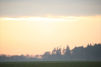 France, Haute Normandie, eure, ciel d'automne au dessus de gauciel/Evreux meteo, lever de soleil