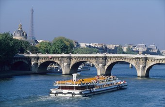 France, Paris 4e, la Seine, Pont Neuf, bateau mouche, tourisme, Tour Eiffel au fond