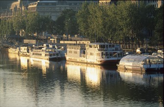 france, Paris 7e, quai de solferino
musee d'Orsay, peniches, soleil couchant,