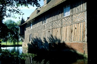 France, Basse Normandie, Calvados, pays d'auge, manoir de coupesarte, construction a pans de bois, douves, tourelle, colombages,