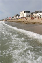 France, Basse Normandie, Manche, Cotentin, plage de Coutainville, enfant jouant sur le sable, personnage autorise, loisir balneaire,