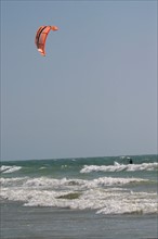 France, Basse Normandie, Manche, Cotentin, plage de Coutainville, sports de glisse, kite surf, cerf volant, mer,