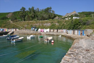 France, Normandie, Manche, Cotentin, la hague, port Racine dit le plus petit port de France, ponton, cordages, barques, cabines,