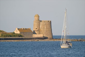 France, Normandie, Manche, val de saire, saint vaast la hougue, vue sur tatihou depuis saint vaast la hougue, voilier, plaisance, fort vauban, tour fortifiee,