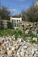 France, Basse Normandie, Manche, Cotentin, cap de la hague, goury, porte d'un jardin, galets, muret, habitat traditionnel,