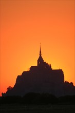 France, Normandie, Manche, baie du Mont-Saint-Michel, silouhette du mont au soleil couchant, coucher de soleil,
