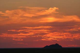 France, Normandie, Manche, baie du Mont-Saint-Michel, rocher Tombelaine, silhouette, coucher de soleil, nuages,