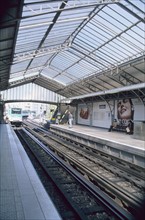 France, Paris 15e, metro aerien 
station dupleix, verriere, RATP, rails,