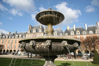 France, Paris 4e, le marais, place des vosges, appareil de briques et pierre, square Louis XIII, fontaine, jardin, jets d'eau, vasques,