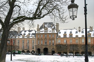 France, Paris 4e, le marais, place des vosges, appareil de briques et pierre, square Louis XIII, jardin sous la neige,