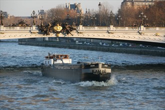 France, Paris, 7/8e arrondissement, la Seine au niveau du pont Alexandre III, peniche, transport fluvial,