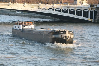 France, Paris, 7/8e arrondissement, la Seine au niveau du pont Alexandre III, peniche, transport fluvial,