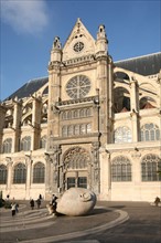 France, Paris 1e, les halles, place rene cassin, statue "l'ecoute de henry de milller et l'eglise saint eustache