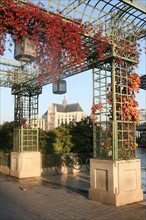 France, Paris 1e, les halles, forum des halles, eglise saint eustache et jardins, pergola,
