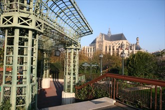 France, Paris 1e, les halles, forum des halles, eglise saint eustache et jardins, pergola