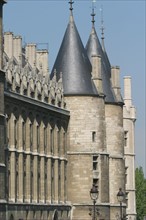 France, Paris 1er, ile de la cite, conciergerie, ancienne prison, monument historique, facade donnant sur la Seine, tours