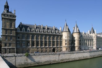 France, Paris 1er, ile de la cite, conciergerie, ancienne prison, monument historique, facade donnant sur la Seine,