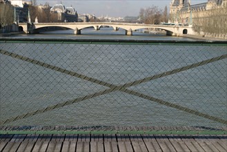 France, Paris 1e, pont des arts, cycliste, velo, Seine, pont de la tournelle, motif parapet, diagonale,