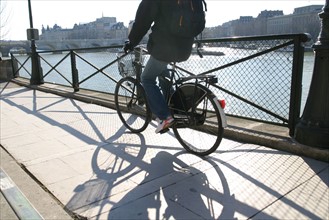 France, Paris 1e, pont des arts, cycliste, velo, Seine, ile de la cite au fond,