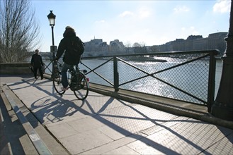 France, Paris 1e, pont des arts, cycliste, velo, Seine, ile de la cite au fond,
