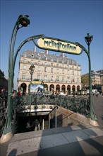 Entrée du métro place du Palais-Royal à Paris