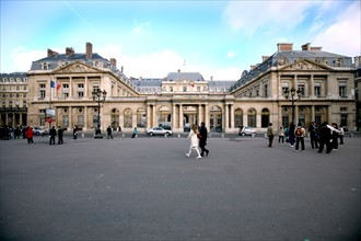 France, Paris 1e, place du palais royal, conseil d'etat, institution, passants,