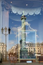 France, Paris 1e, place Vendome - colonne vendome refletee dans une vitrine de bijouterie,