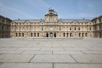 France, Paris 1e, musee du louvre, cour carree, pavillon, paves, bassin,