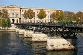 France, Paris 6e-1er, pont des arts et musee du louvre en fond, Seine, passants,
