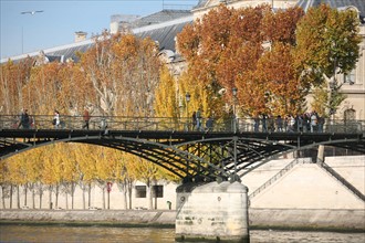 France, Paris 6e-1er, pont des arts et musee du louvre en fond, Seine, passants, arbres, automne,