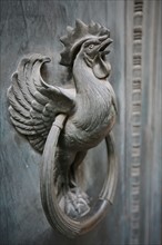 France, Paris 2e, rue Vivienne, detail d'une porte de la bibliotheque nationale, representation du coq,