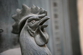 France, Paris 2e, rue Vivienne, detail d'une porte de la bibliotheque nationale, representation du coq,