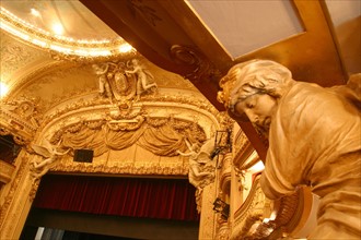 France, Paris 2e, opera comique, salle Favart, place Boieldieu, salle de spectacle, vue sur la scene depuis une loge, sculpture
