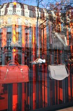 France, Paris 2e, boulevard des capucines, boutique de luxe, commerce, reflet dans la vitrine, sacs a main,