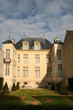 France, Paris 3e, le marais, hotel particulier, rue payenne, hotel de Donon, musee cognacq jay, facade sur jardin a la francaise,