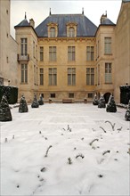 France, Paris 3e, le marais, hotel particulier, rue payenne, hotel de Donon, musee cognacq jay, facade sur jardin a la francaise sous la neige, hiver,