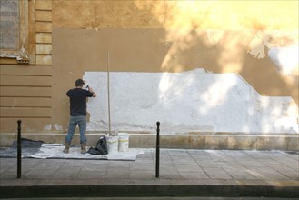france, Paris 3e - le marais - rue payenne - hotel de chatillon en refection (sur rue) peintre, mur,