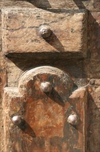 France, Paris 3e, le marais, rue du temple, detail porte en bois, clous, medieval,