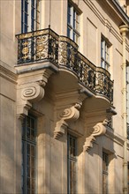 France, Paris 4e, ile saint louis, hotel de lauzun, 17 quai d'anjou, propriete de la ville de Paris, facade sur rue, detail balcon,