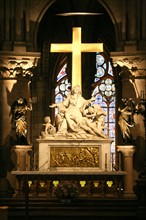 France, Paris 4e, ile de la cite, cathedrale Notre-Dame de Paris, art gothique et neo gothique, detail du choeur, croix,