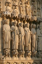 France, Paris 4e, ile de la cite, cathedrale Notre-Dame de Paris, art gothique et neo gothique, detail porche central, apotres, sculpture