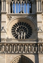 France, Paris 4e, ile de la cite, cathedrale Notre-Dame de Paris, art gothique et neo gothique, parvis, facade, detail galerie des rois de juda et grande rose,