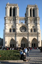 France, Paris 4e, ile de la cite, cathedrale Notre-Dame de Paris, art gothique et neo gothique, parvis, facade,