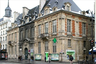 France, Paris 4e, le marais, rue saint antoine, hotel de mayenne, ecole des francs bourgeois, brique et pierre,