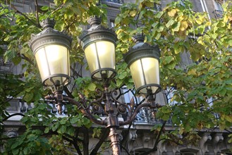 France, Paris 4e, ile de la cite, detail lampadaire a trois lanternes,