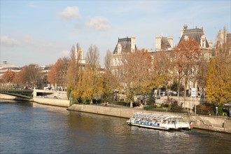 France, Paris 4e, la Seine, quai de l'hotel de ville et batobus