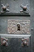 France, Paris 4e, ile de la cite, detail porte rue chanoinesse, Paris medieval, bois et clous, serrure ouvragee,