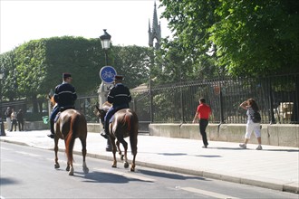 France, Paris 4e, ile de la cite, garde republicaine a cheval, pont de l'archeveche, derriere le square jean 23,